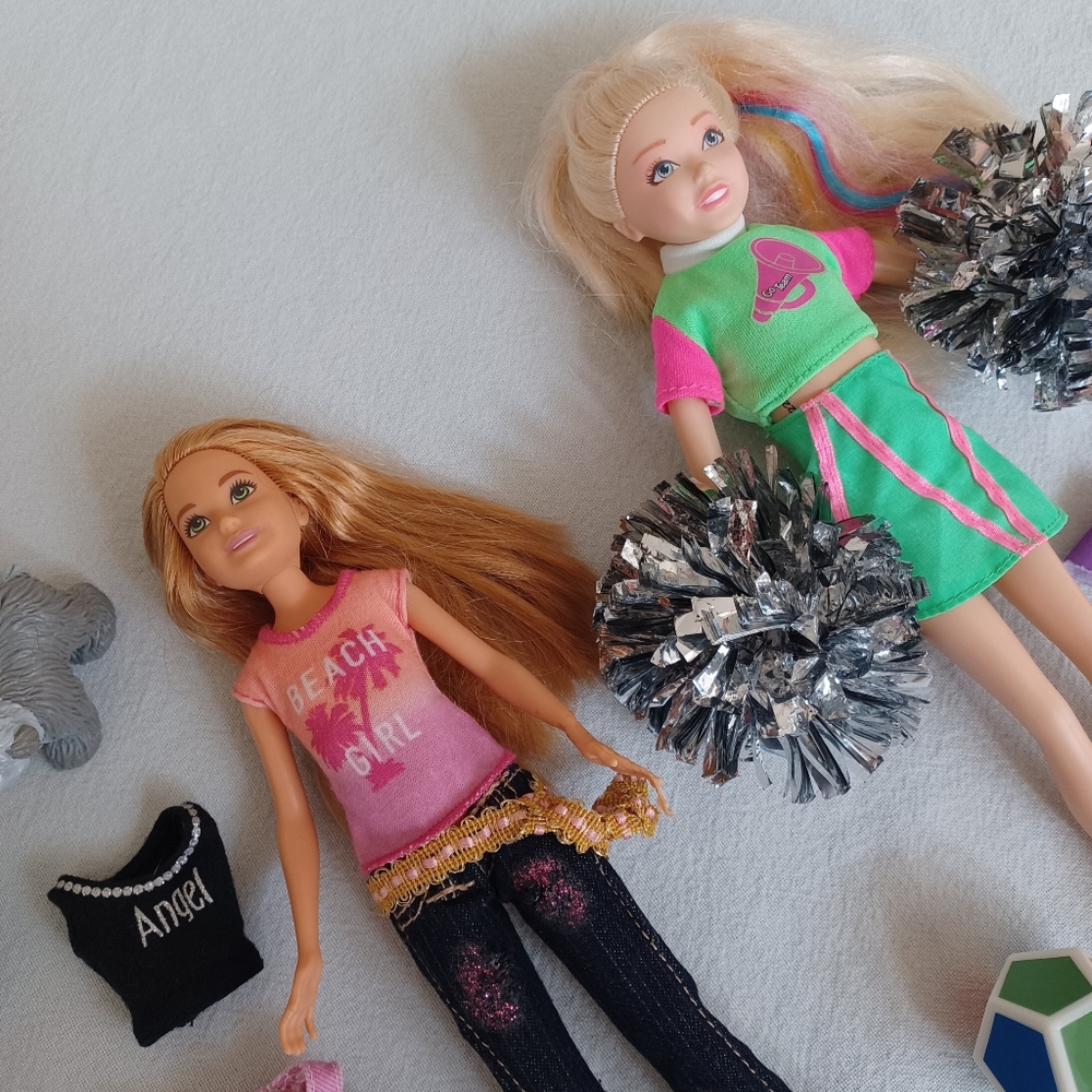 Barbie Doll Cheerleader Set with Outfits - Picture 7 of 14
